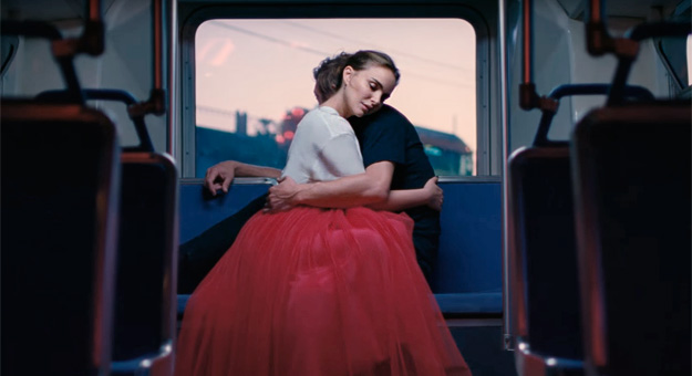 Натали Портман ныряет в океан в рекламе аромата Miss Dior