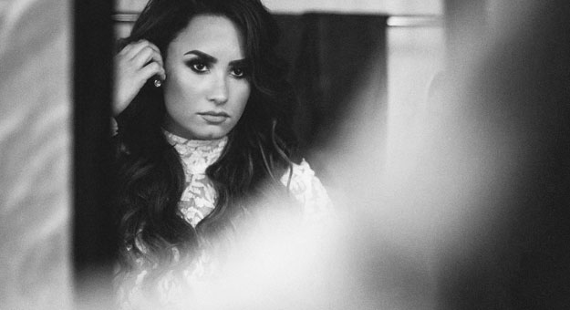 Деми Ловато расскажет об анорексии и борьбе с зависимостями на YouTube