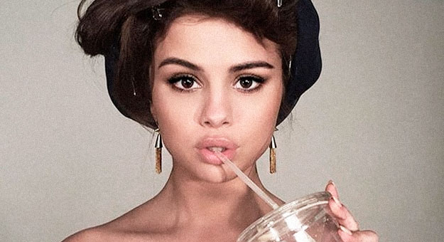 Селена Гомес сняла клип в FaceTime и показала свой дом