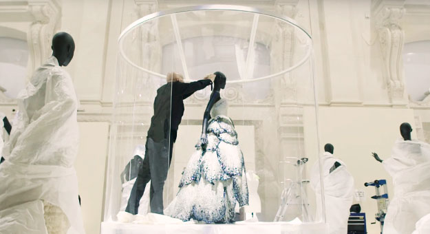 Dior опубликовал секретное видео о создании выставки в Париже