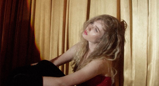 Певица Луна станцевала в топе из розового глиттера для клипа «Друг»