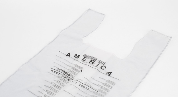 Раф Симонс выпустил пластиковый пакет за 198 евро