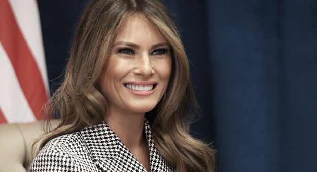 Мелания Трамп показала рождественские декорации в Белом доме