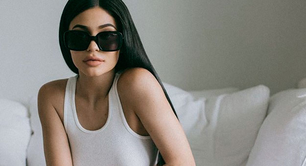 Кайли Дженнер выпустит 28 рождественских теней