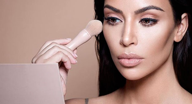 Ким Кардашьян запускает в продажу блески для губ и мерцающие пигменты