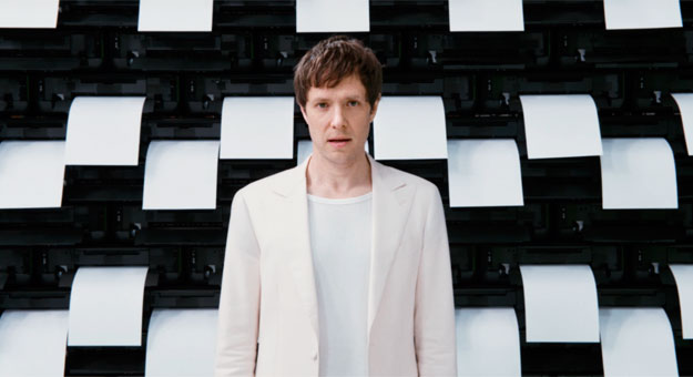 OK Go станцевала под водопадом бумаги из 567 принтеров