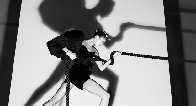 Карин Ройтфельд сняла календарь с Джиджи Хадид, Кэндис Свейнпол и Пэрис Джексон в спортзале