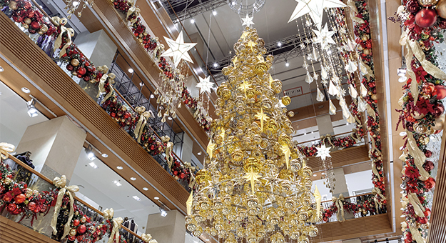 В ЦУМе появились рождественские бранчи и 10-метровая золотая елка