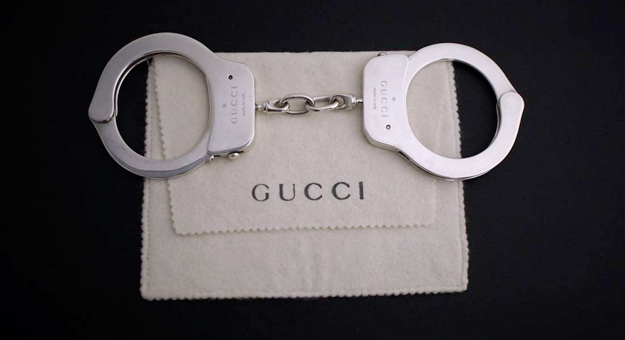 Серебряные наручники Gucci 1998 года появились в продаже