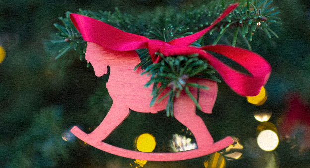 Ulyana Sergeenko, A la Russe и еще пять дизайнеров украсили елки на Кузнецком Мосту