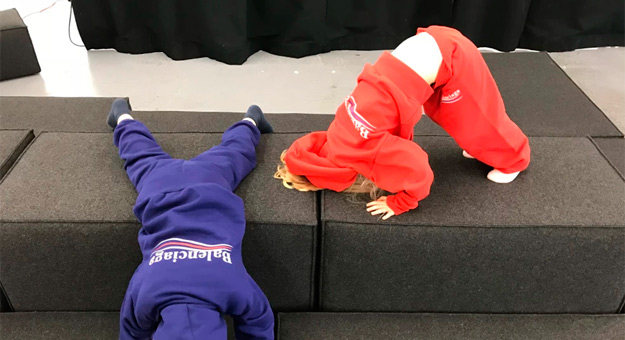 Дети играют в обычном офисе в вещах из новой коллекции Balenciaga