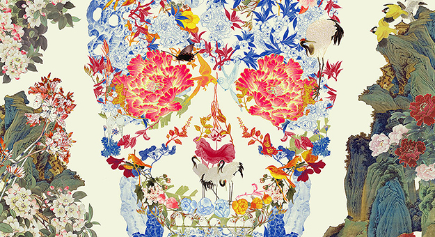 В ГУМе появились инсталляции автора черепа из цветов для Alexander McQueen