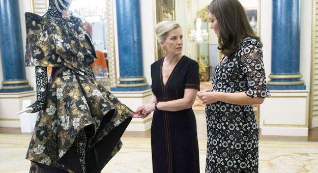 Кейт Миддлтон открыла выставку о моде в Букингемском дворце