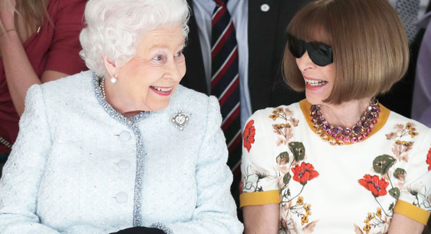 Елизавета II впервые посетила показ на Неделе моды