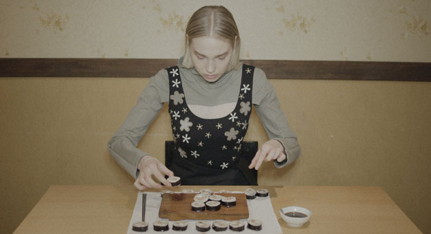 Актриса из «Нелюбви» дегустирует корейскую еду в новом видео J.Kim