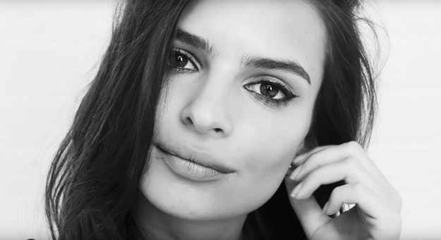 Эмили Ратаковски признается в любви к картошке в кампании белья DKNY