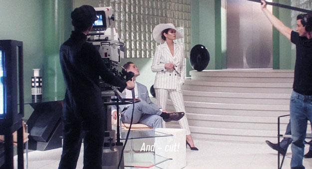 Синди Кроуфорд танцует и катается на грузовике в новом видео Reserved