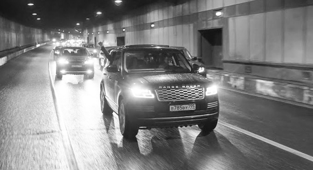 В Москве прошел парад автомобилей Land Rover