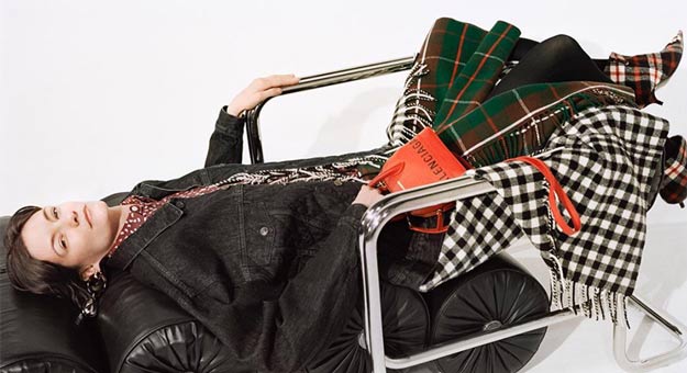 Многослойные луки и кожаные кресла в новой съемке Balenciaga