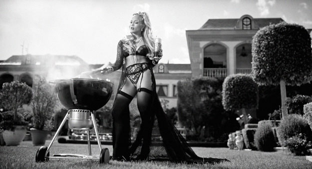 Cardi B, роскошный особняк и экзотические животные в новом видео на песню «Dinero» Дженнифер Лопес