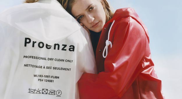 Ким Гордон гуляет по пляжу с дочерью в новой кампании Proenza Schouler