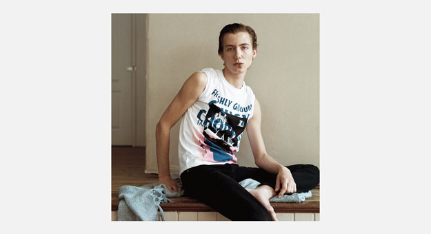 Loewe создал футболки в поддержку борьбы со СПИДом