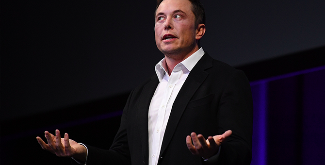 Tesla запустит сервис беспилотных такси в следующем году