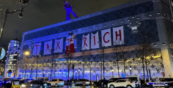 Активисты вывесили баннеры на бутике Louis Vuitton на Елисейских полях