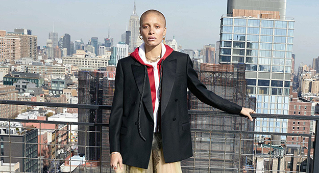 Адвоа Абоа веселится с друзьями на крыше в новой кампании Burberry