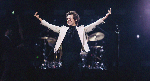 Как выглядит концертный гардероб Гарри Стайлза от Calvin Klein