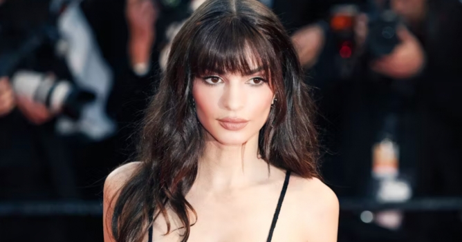 Эмили Ратаковски выступит сценаристом сериала о материнстве