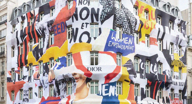 Мария Грация Кьюри «обклеила» штаб-квартиру Dior феминистскими слоганами