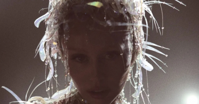 Майли Сайрус выпустила сингл «End Of the World»