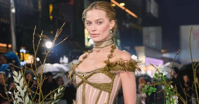 Марго Робби появилась на премьере «Грозового перевала» с копией браслета из волос Эмили Бронте