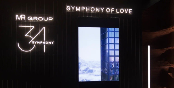 Девелопер MR Group показал мультимедийный спектакль