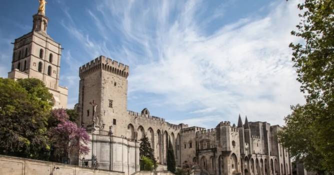 Louis Vuitton проведет показ круизной коллекции в Авиньоне