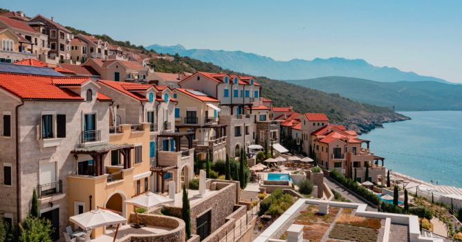 В Черногории строят город Luštica Bay с гольф-полем