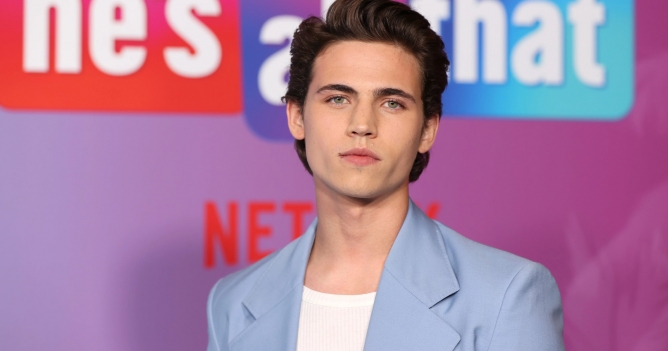 Тэннер Бьюкэнэн сыграет главную роль в триллере «Спрячься и не говори»