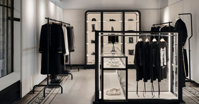 Ann Demeulemeester открыл бутик в парижском дворце