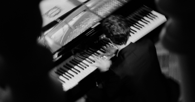 Booroom Gallery провела сольный концерт пианиста Константина Емельянова