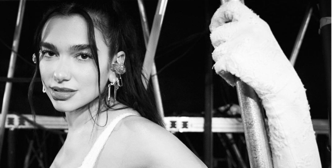 Дуа Липа и Моника Левински обсудили права женщин в подкасте «К вашим услугам»