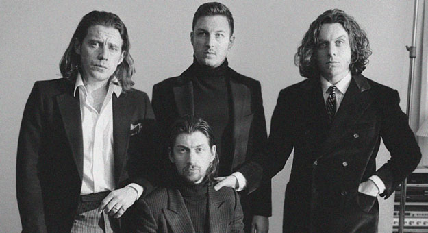 Алекс Тернер гуляет в белом костюме по сюрреалистичному Лас-Вегасу в новом видео Arctic Monkeys