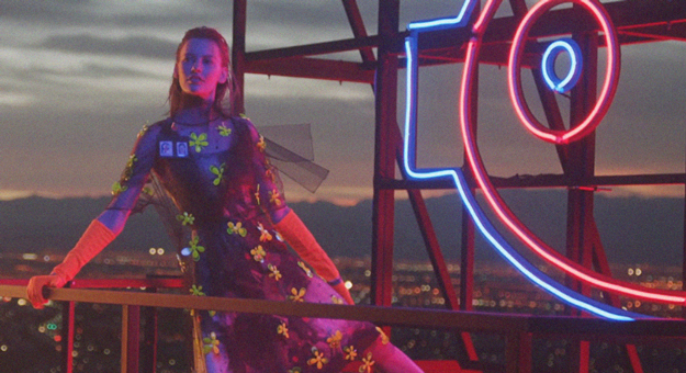 Огни Лас-Вегаса, неоновые вывески и Сара Полсон в новой кампании Prada