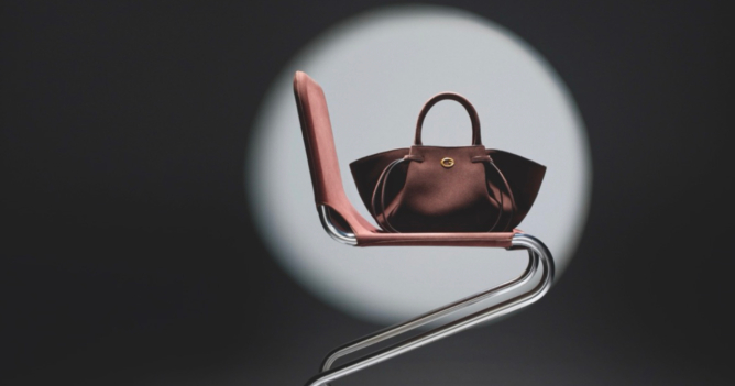 Guess выпустил новую сумку «Алегра» в осенне-зимней коллекции
