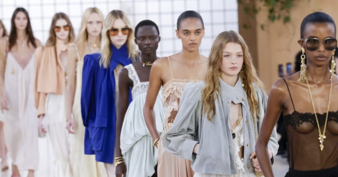 Стало известно расписание Недели моды в Париже