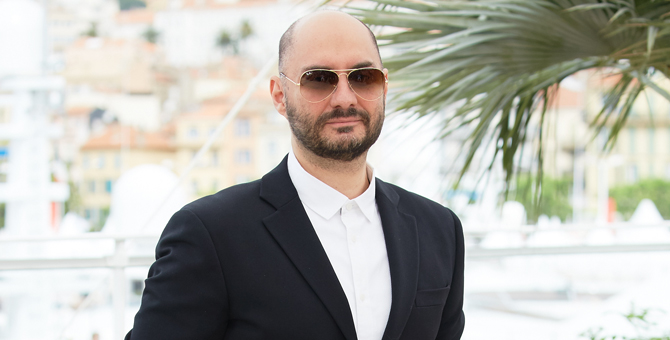 Кирилл Серебренников вышел на поклон с артистами после спектакля в «Гоголь-центре»