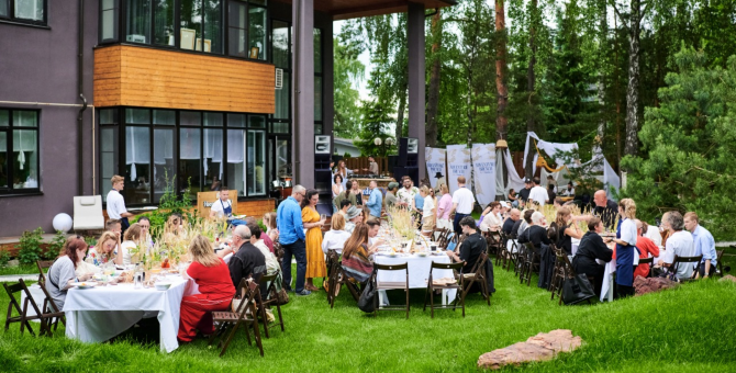 В летнем саду ресторатора Ильи Тютенкова прошел Adventure Brunch