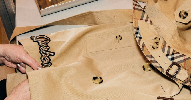 Burberry открыл поп-ап в универмаге Selfridges