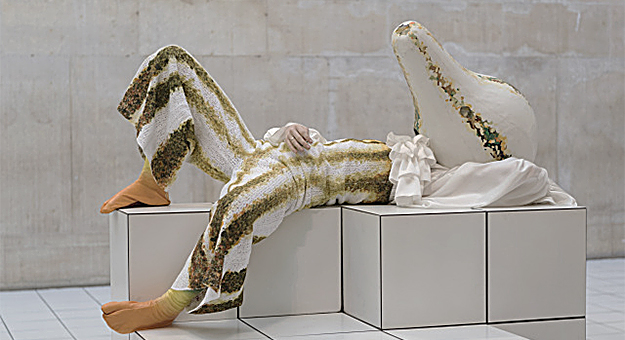 Loewe создал костюмы для перформанса современной художницы