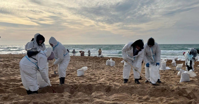 В Крыму обнаружили семь новых очагов выброса мазута